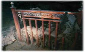 Les fantômes du Titanic - The ghosts of the Abyss Images?q=tbn:ANd9GcS0C3eDniWvgT_Dd-9cONqPvJ94pexqsHtfYB9c_4MID5P7WSE_